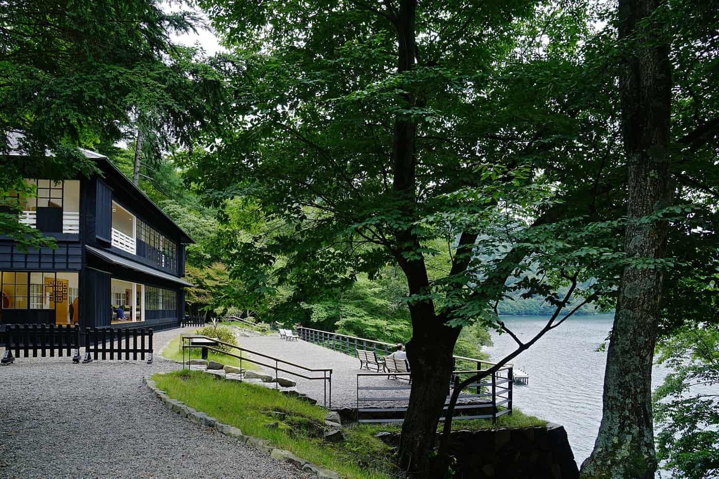 英國大使館別墅記念公園,黑色雨淋板外牆的兩層洋館與面向中禪寺湖的碎石平台