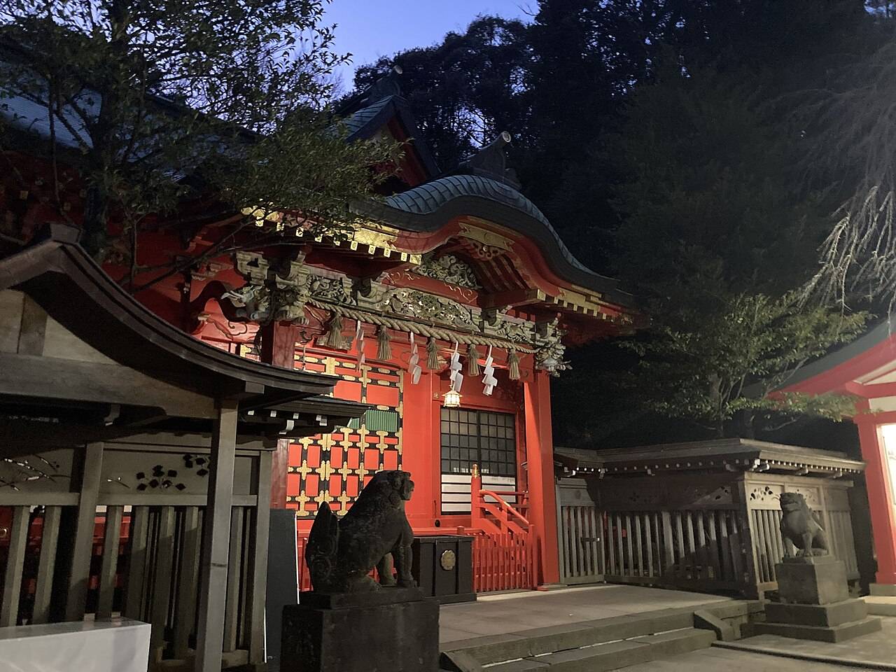 江島神社辺津宮的朱紅色社殿,黃昏時分點燈後正面全景