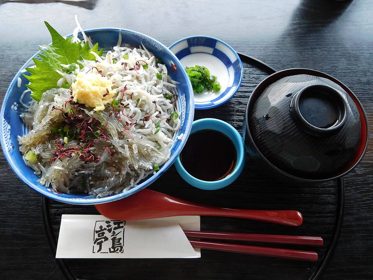 江之島當地店家的生しらす丼,碗中鋪滿生魩仔魚,配紫蘇、薑蓉與蔥花