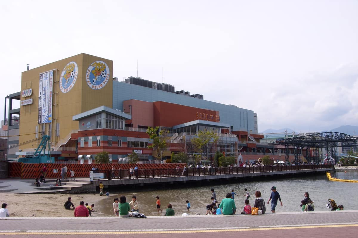 櫻桃小丸子樂園實景照(Lets Enjoy Life / CC BY 3.0 / Wikimedia Commons)