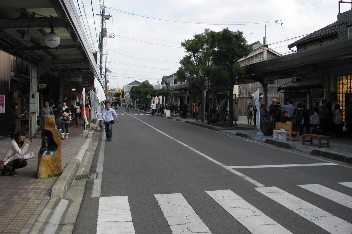 水木茂之路實景照（Aimaimyi / CC BY-SA 3.0 / Wikimedia Commons）
