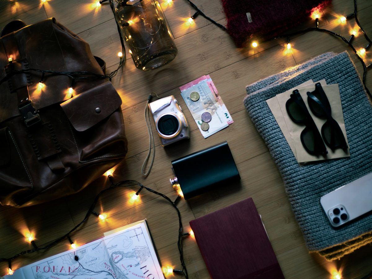 出發前打包俯拍：護照、eSIM、錢包、Suica 卡、相機