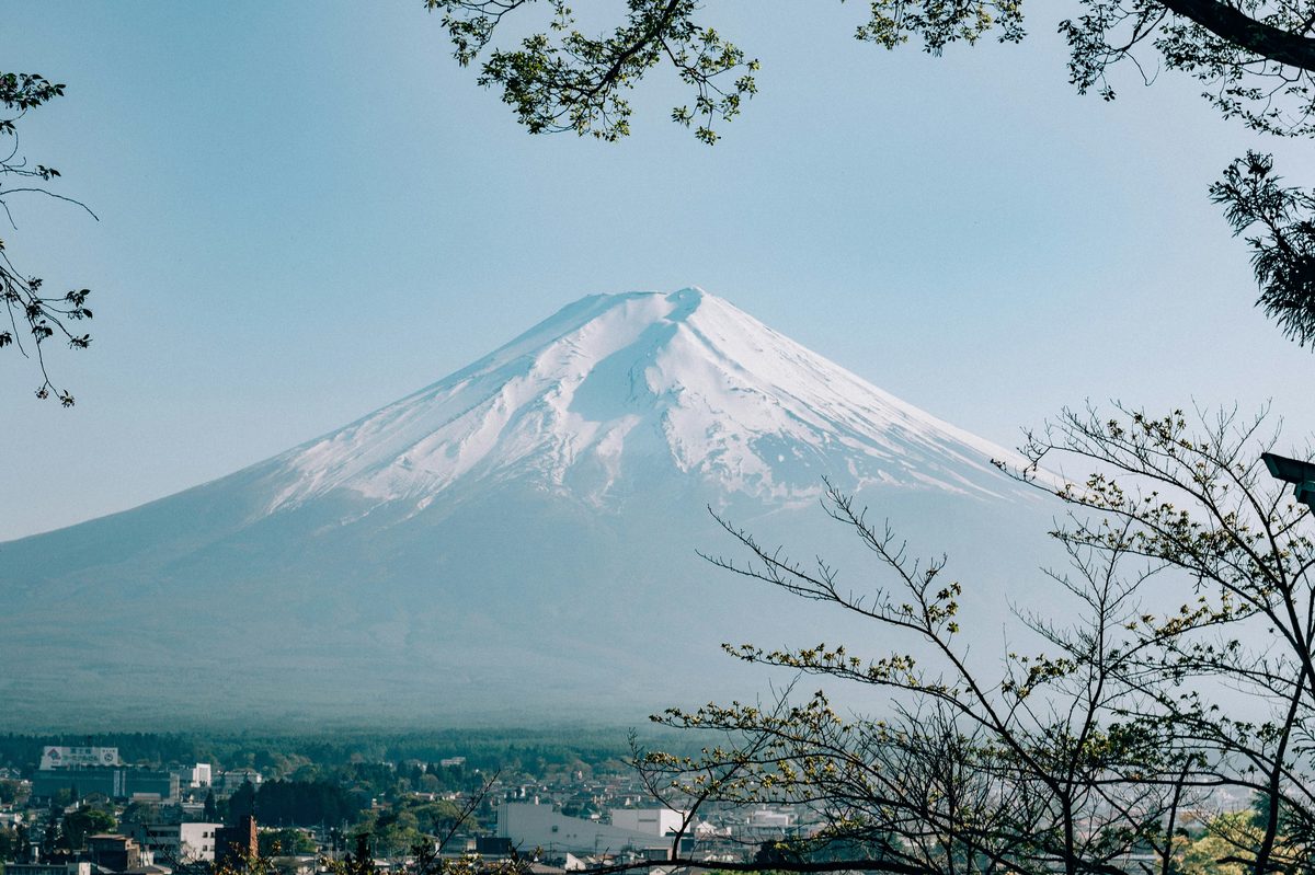 富士山與河口湖：湖面倒映的富士山全景
