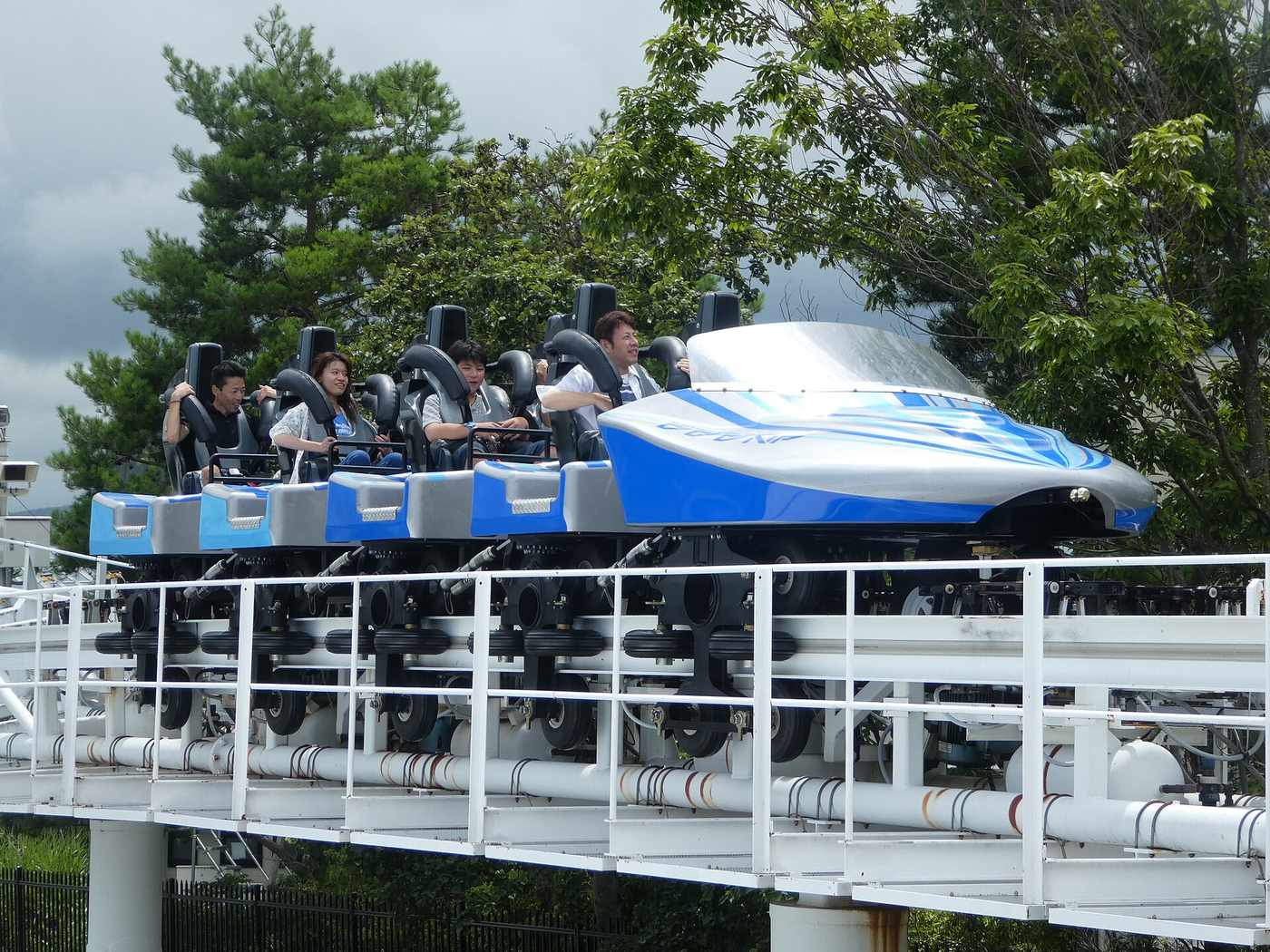 ド・ドドンパ列車載客行駛於白色軌道上的歷史照片,攝於 2017 年