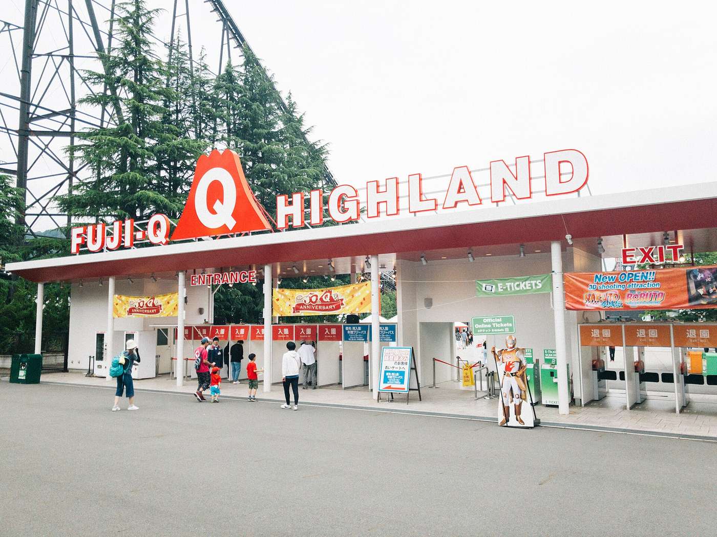 富士急樂園現行紅字大 logo 正門,入園門、退園閘口與 E-TICKETS 看板,背後是 FUJIYAMA 軌道剪影