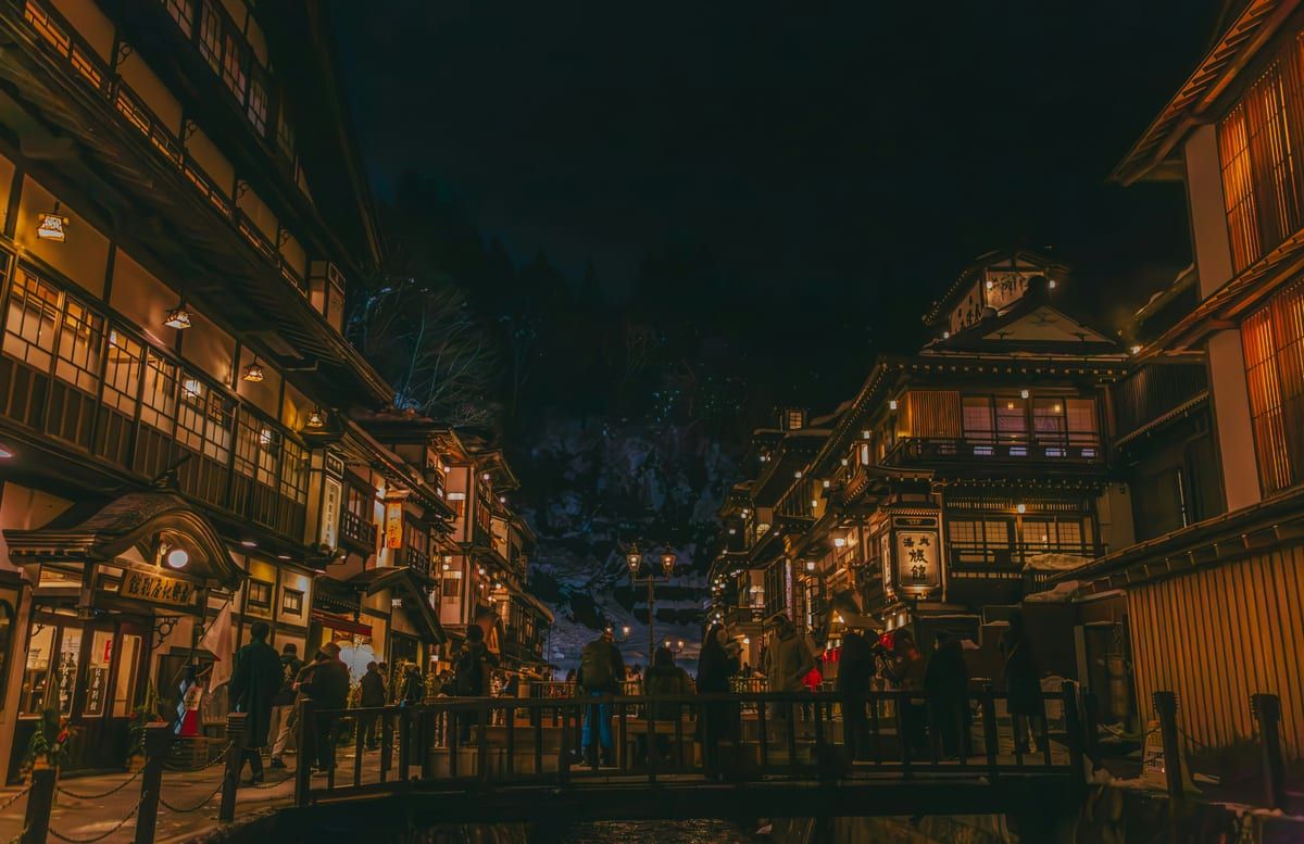 銀山溫泉煤氣燈點亮瞬間:88 盞煤氣燈與兩側大正風木造旅館倒映河面