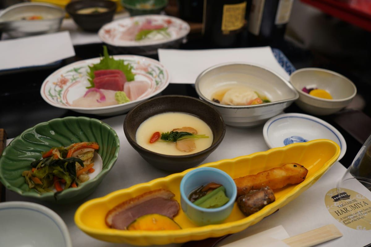 銀山溫泉旅館晚餐:山形牛會席含刺身、茶碗蒸與烤魚共 11 道擺盤
