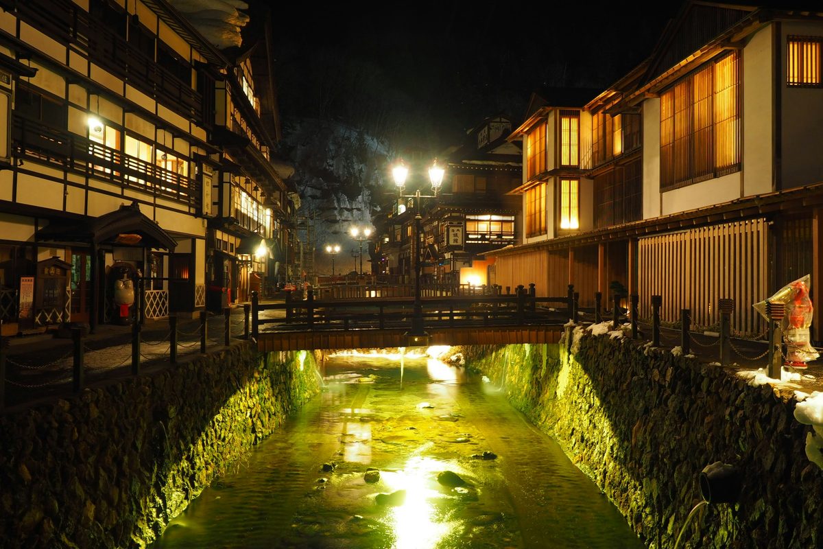 銀山溫泉夜晚煤氣燈點亮的木造旅館街景