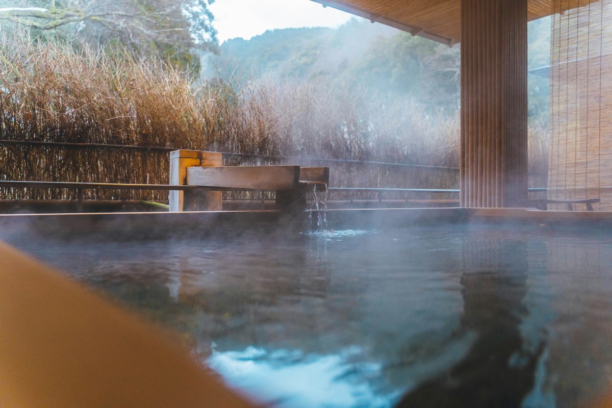 銀山溫泉旅館內部:木造和室與大正風格家具