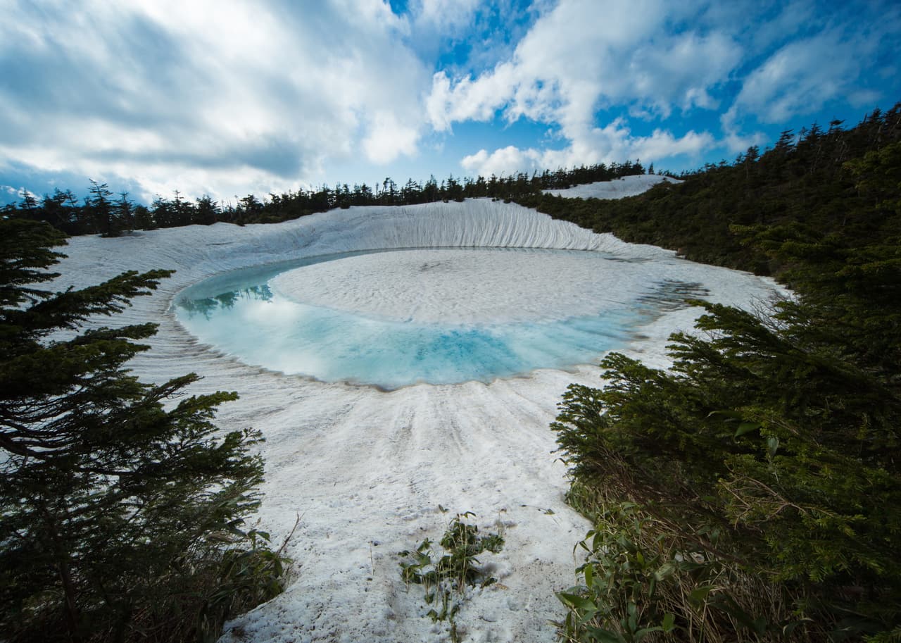 八幡平鏡沼融雪期形成的龍之眼藍綠色環狀奇景