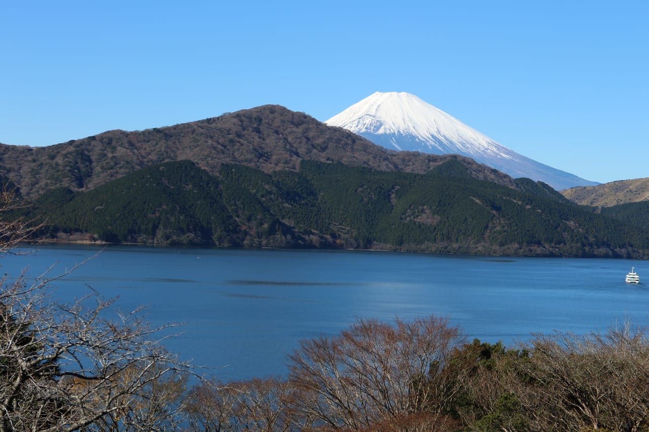 箱根蘆之湖與遠處富士山,湖畔中海拔紅葉見頃約 11 月上旬(示意)