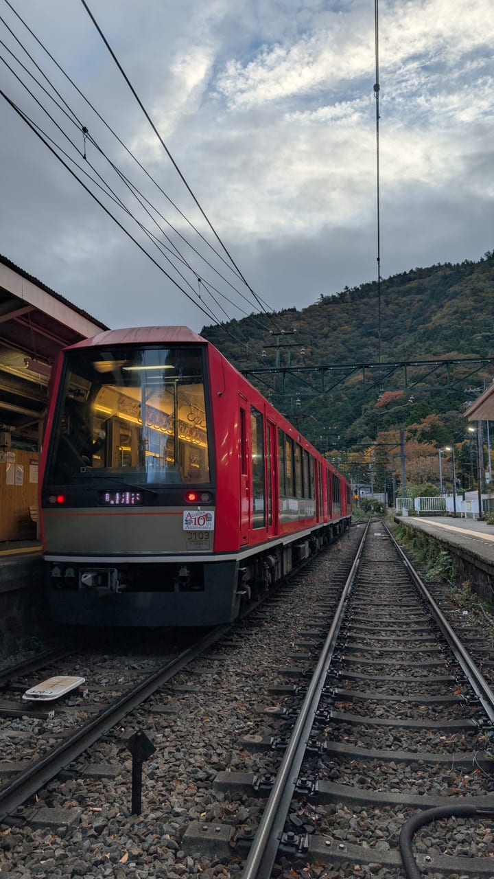 箱根登山電車沿山坡爬升,是串起低海拔到強羅紅葉的交通(示意)