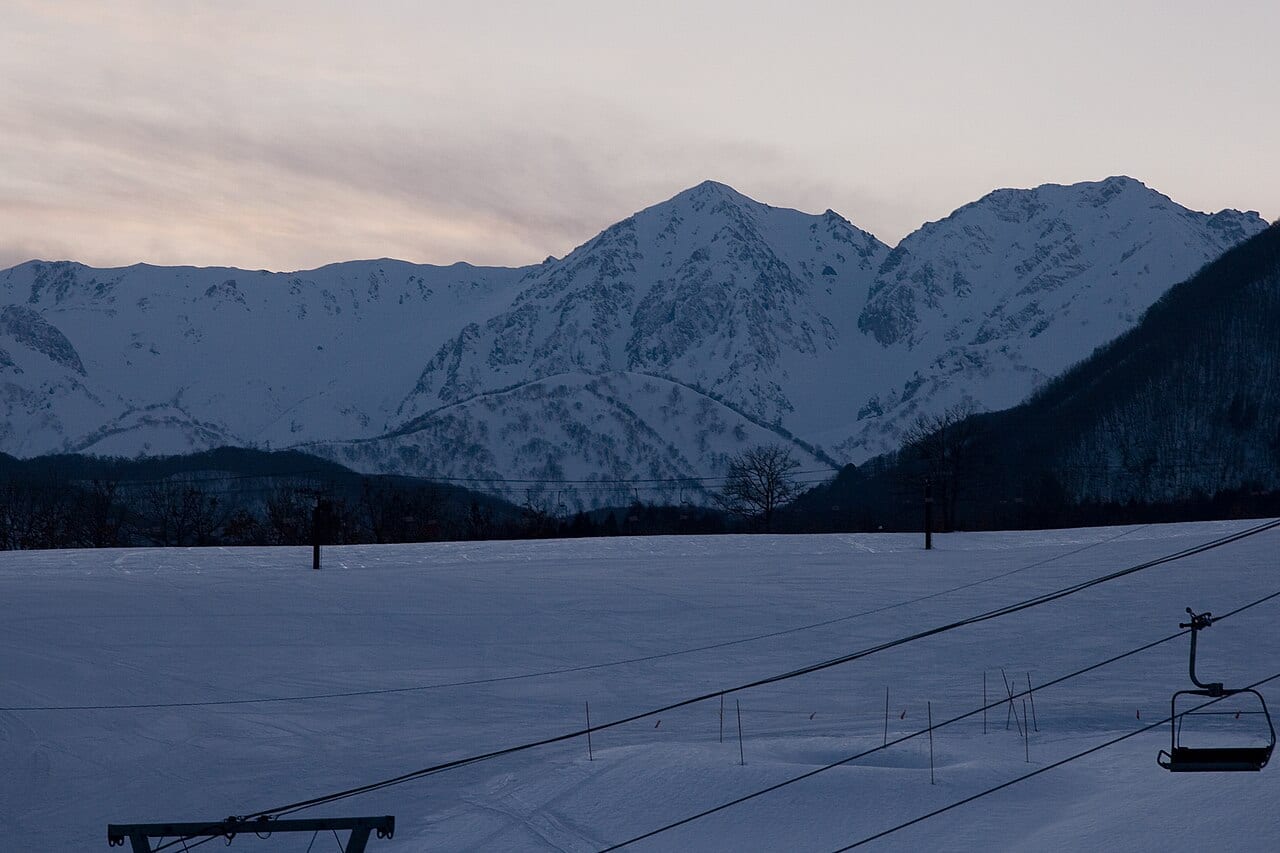 白馬栂池高原雪場與遠方白馬連峰