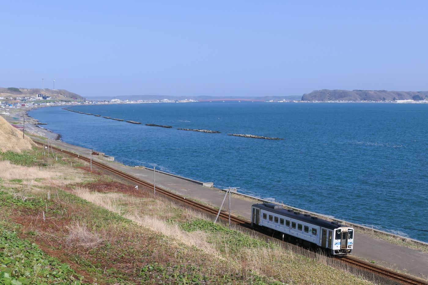 花咲線的 Kiha 54 型單節氣動車沿著海岸線行駛,右側是道東的太平洋