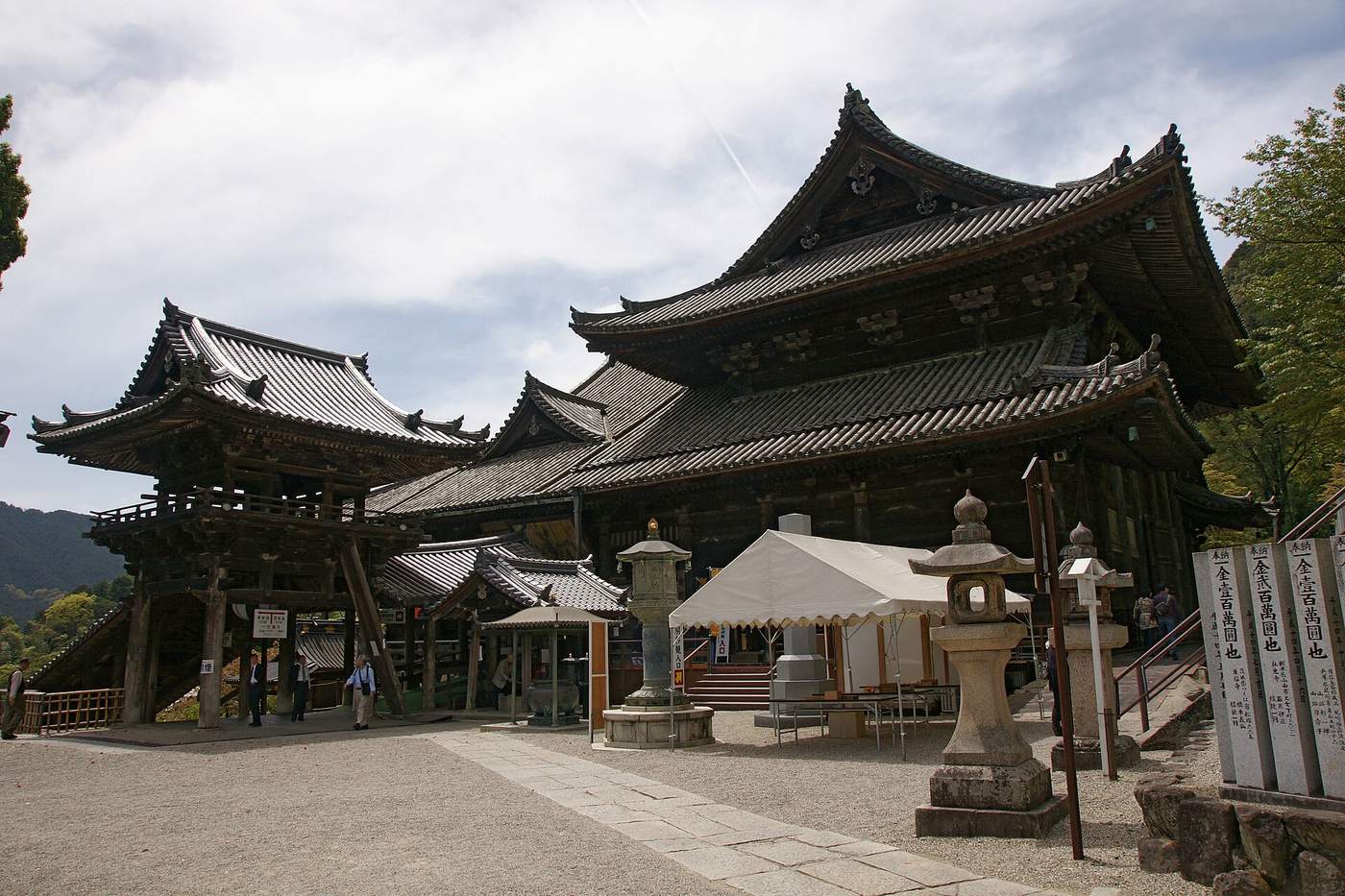 長谷寺國寶本堂的大屋頂全景與左側鐘樓,前庭立著石燈籠