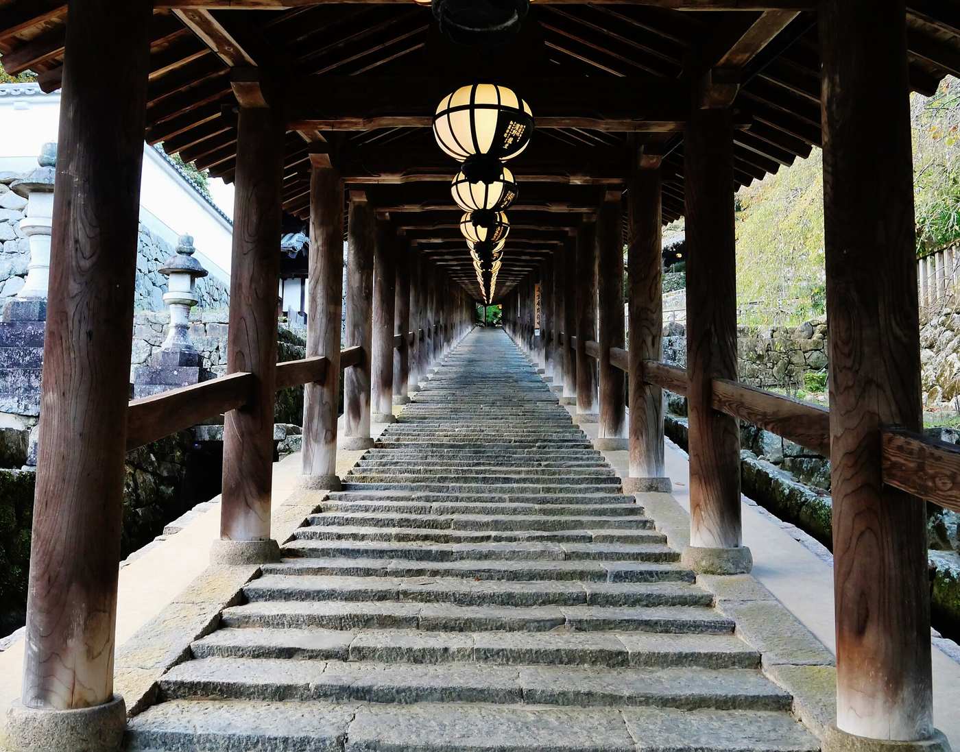 長谷寺登廊由下往上望,399 段石階與天井成列的長谷型吊燈籠向遠端延伸
