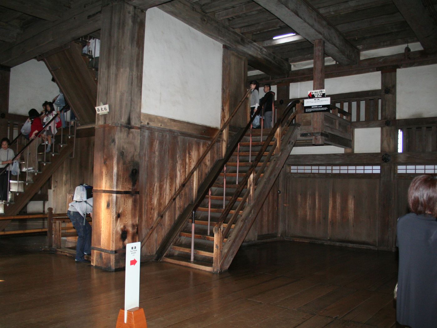 姬路城大天守內部陡峭狹窄的木造樓梯與扶手