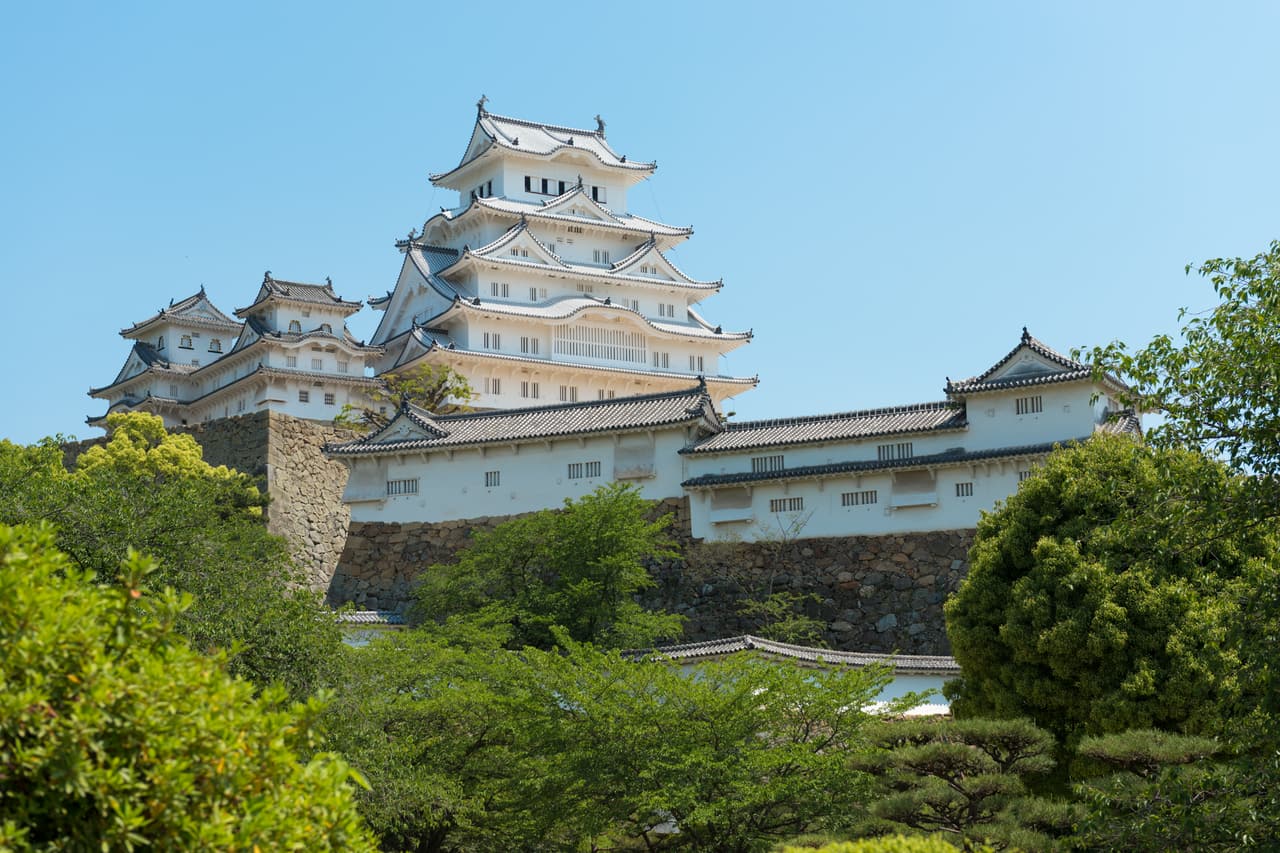 姬路城純白天守在藍天下的全景