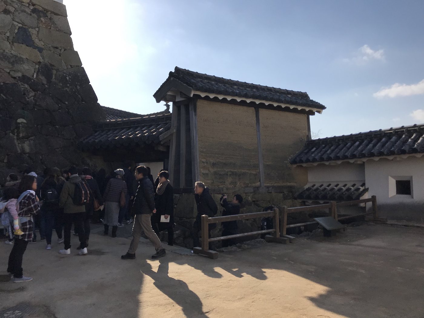 姬路城水の一門一帶的登城動線，狹窄的城門與白色土塀
