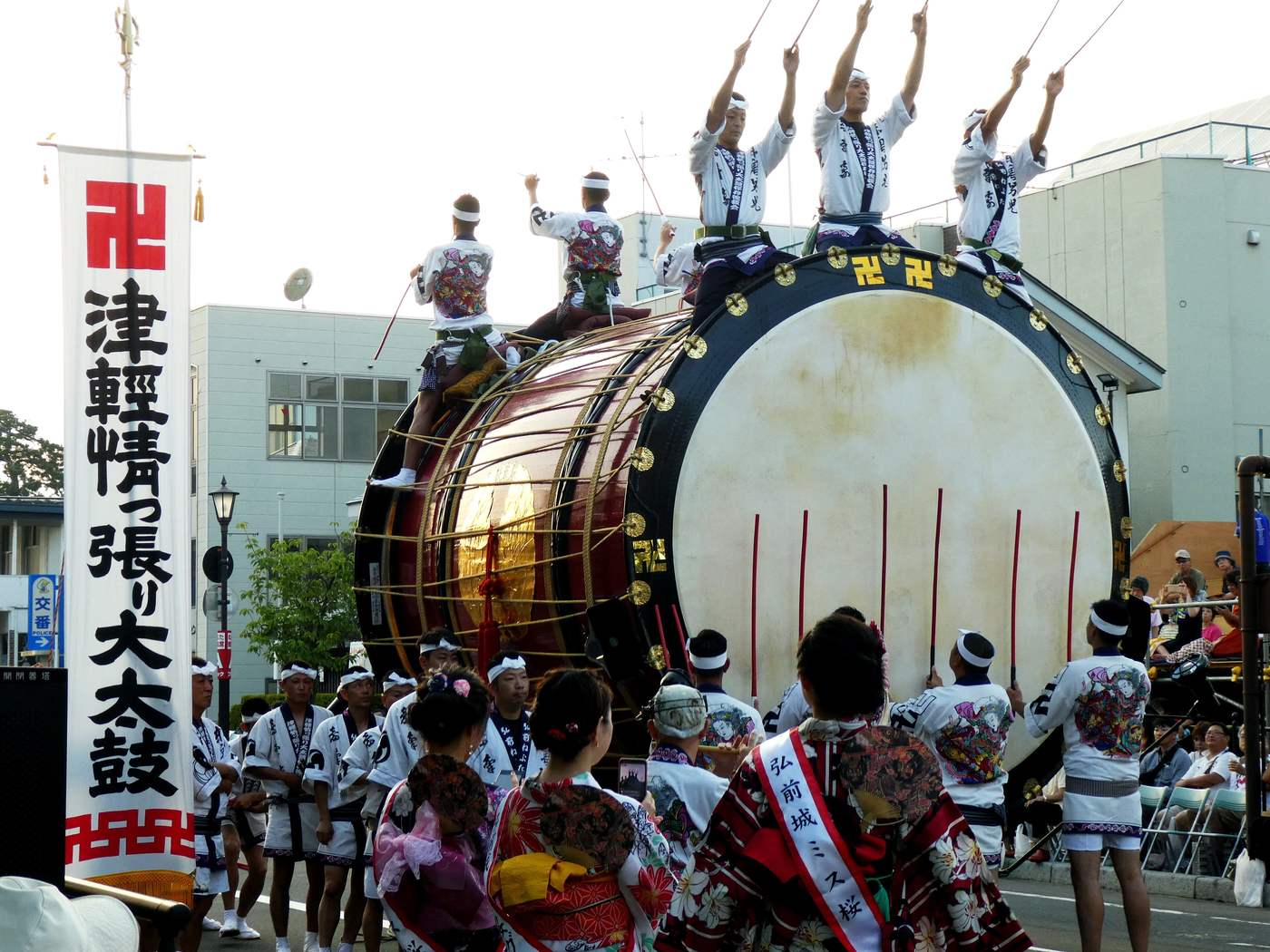 弘前ねぷた 隊伍前導的津軽情っ張り大太鼓,巨型太鼓架在台車上由多名鼓手同時擊打
