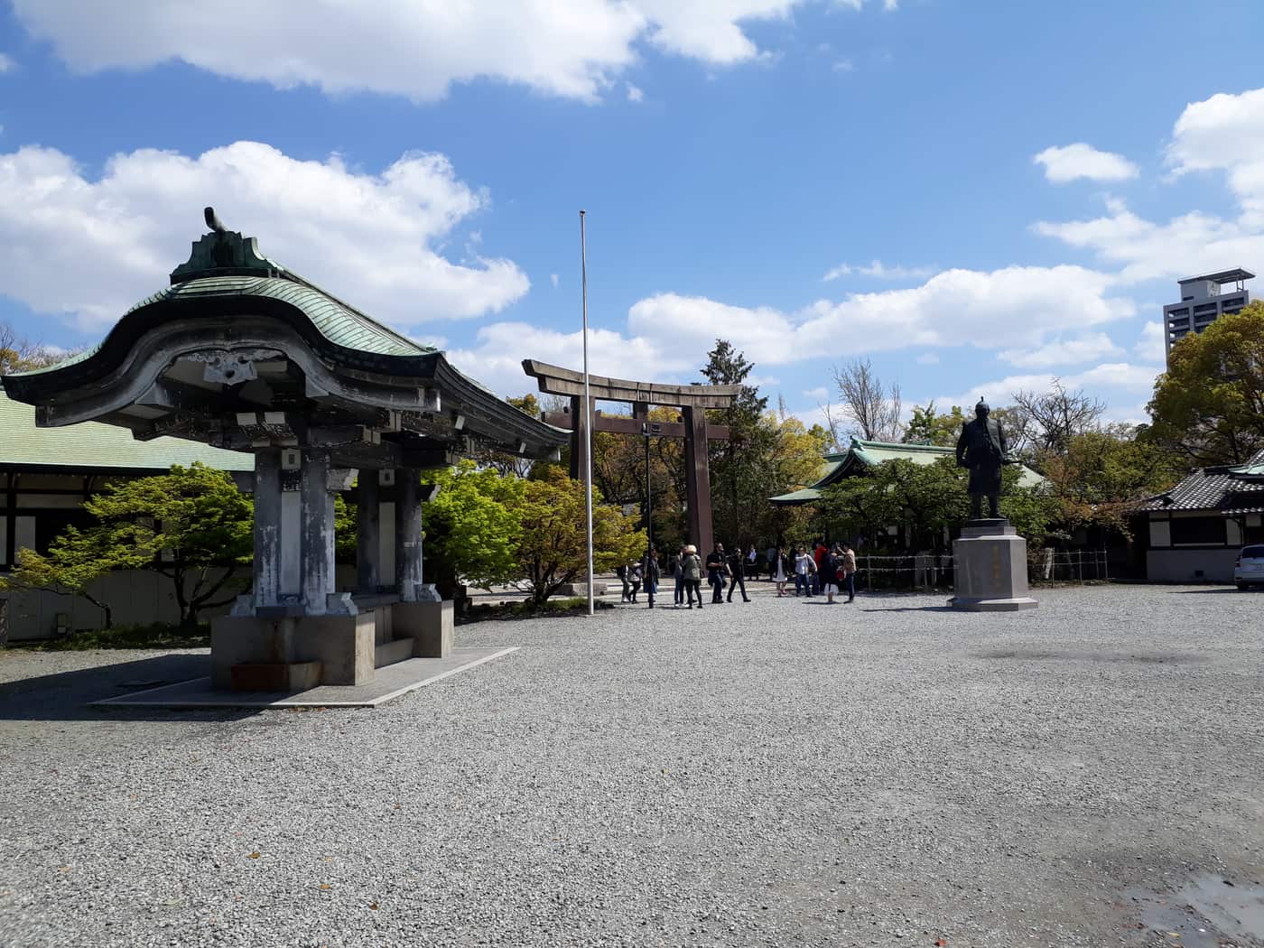 大阪城豐國神社境內,手水舍與鳥居,背景可見豐臣秀吉銅像