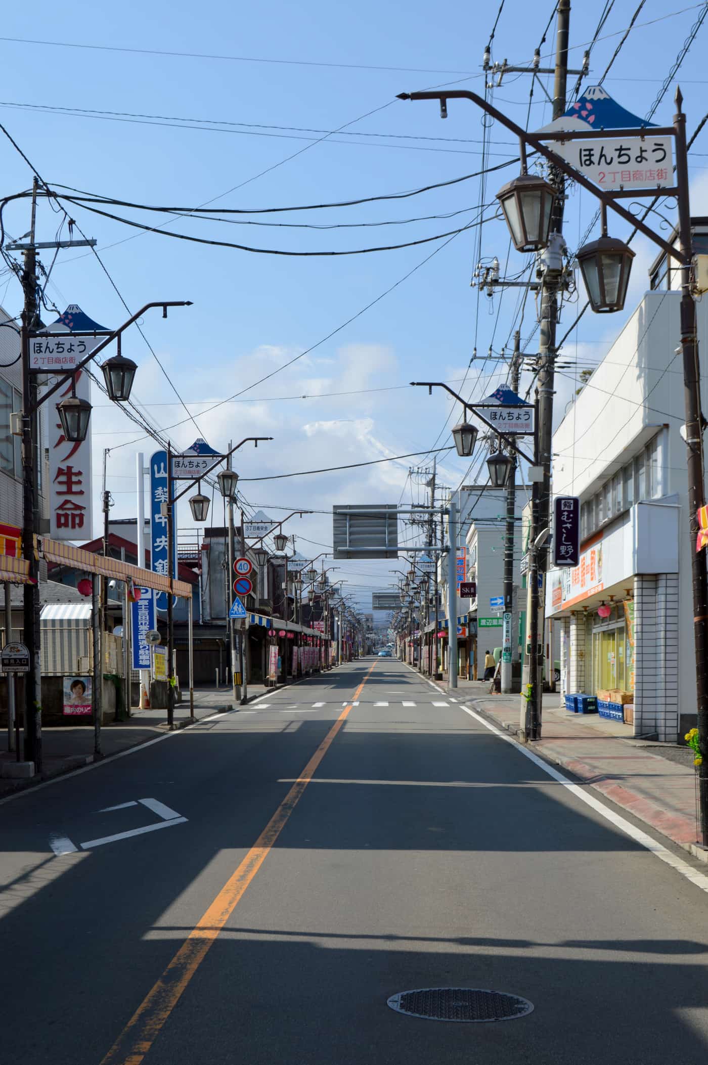 富士吉田本町通り商店街的昭和街景,街道正對富士山方向