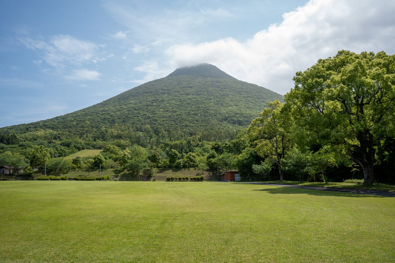 從開聞山麓ふれあい公園眺望對稱錐形的開聞岳薩摩富士