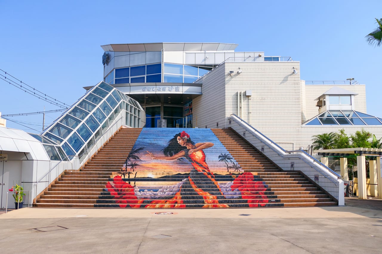 指宿砂むし會館砂楽的海邊砂蒸溫泉,遊客穿浴衣被熱砂蓋滿身體
