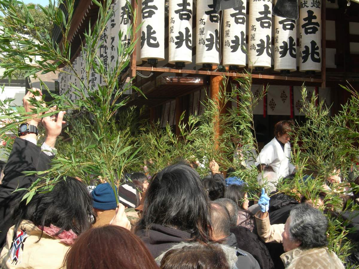 今宮戎神社十日戎期間的境內人潮與福笹授与所,參拜者手持插滿吉兆的福笹