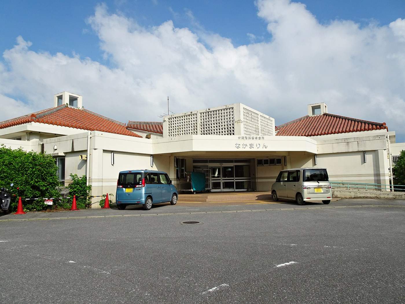 西表島大原港的旅客待合所「なかまりん」，紅瓦屋頂的低層建築與門前停車場