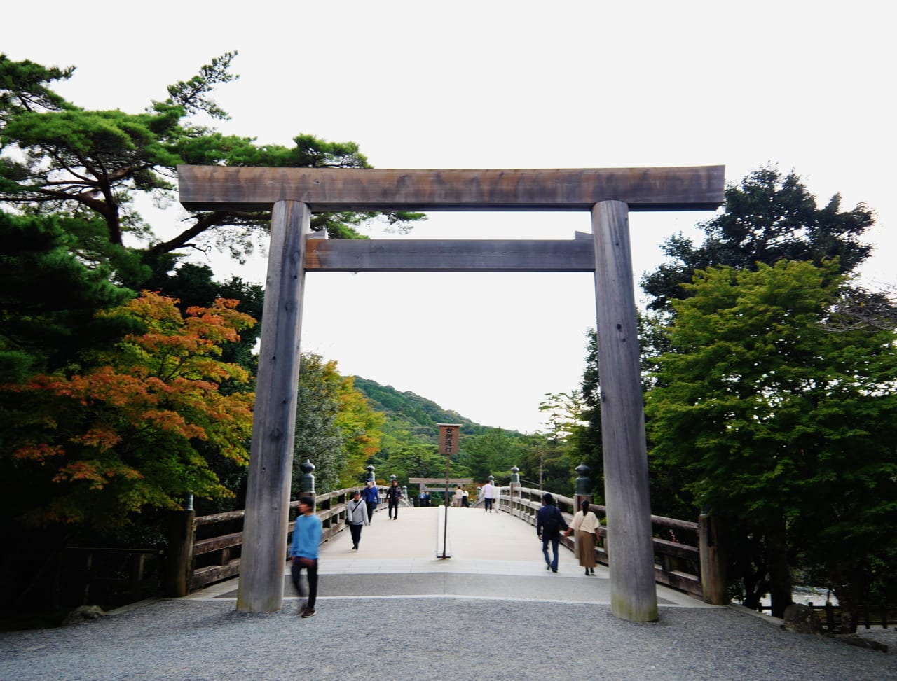 伊勢神宮內宮入口的宇治橋橫跨五十鈴川