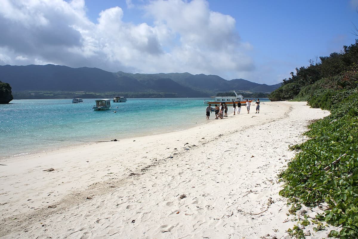石垣島川平灣冬季的清澈海水與潔白沙灘,遊客明顯較少