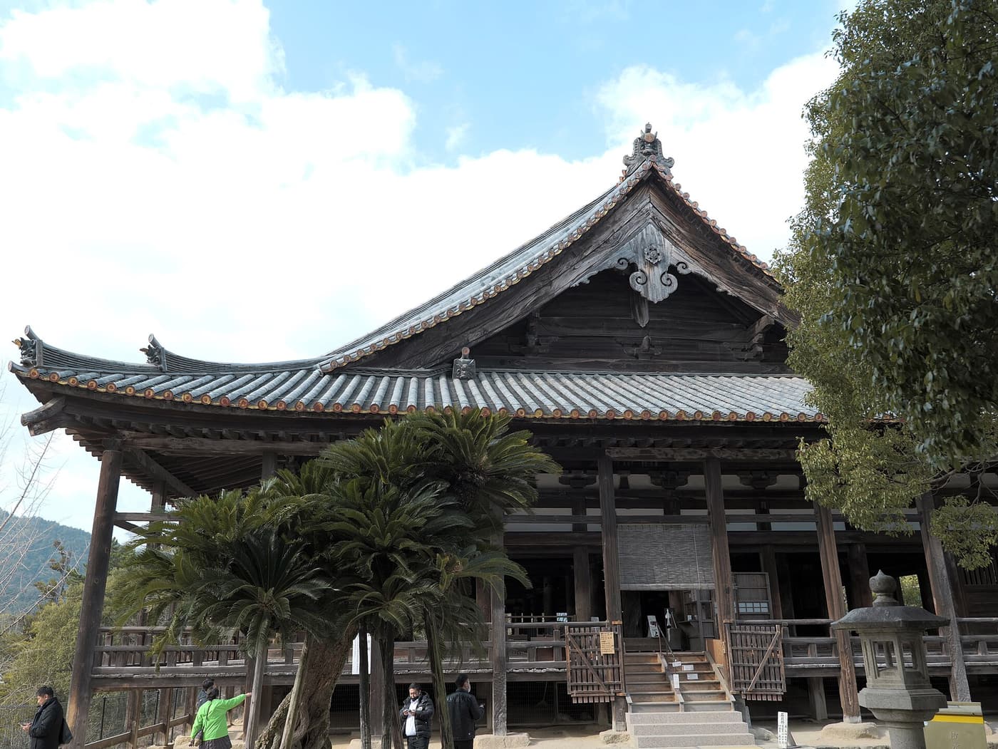 千畳閣(豊国神社)開闊的木造大經堂外觀,遊客在簷下走動