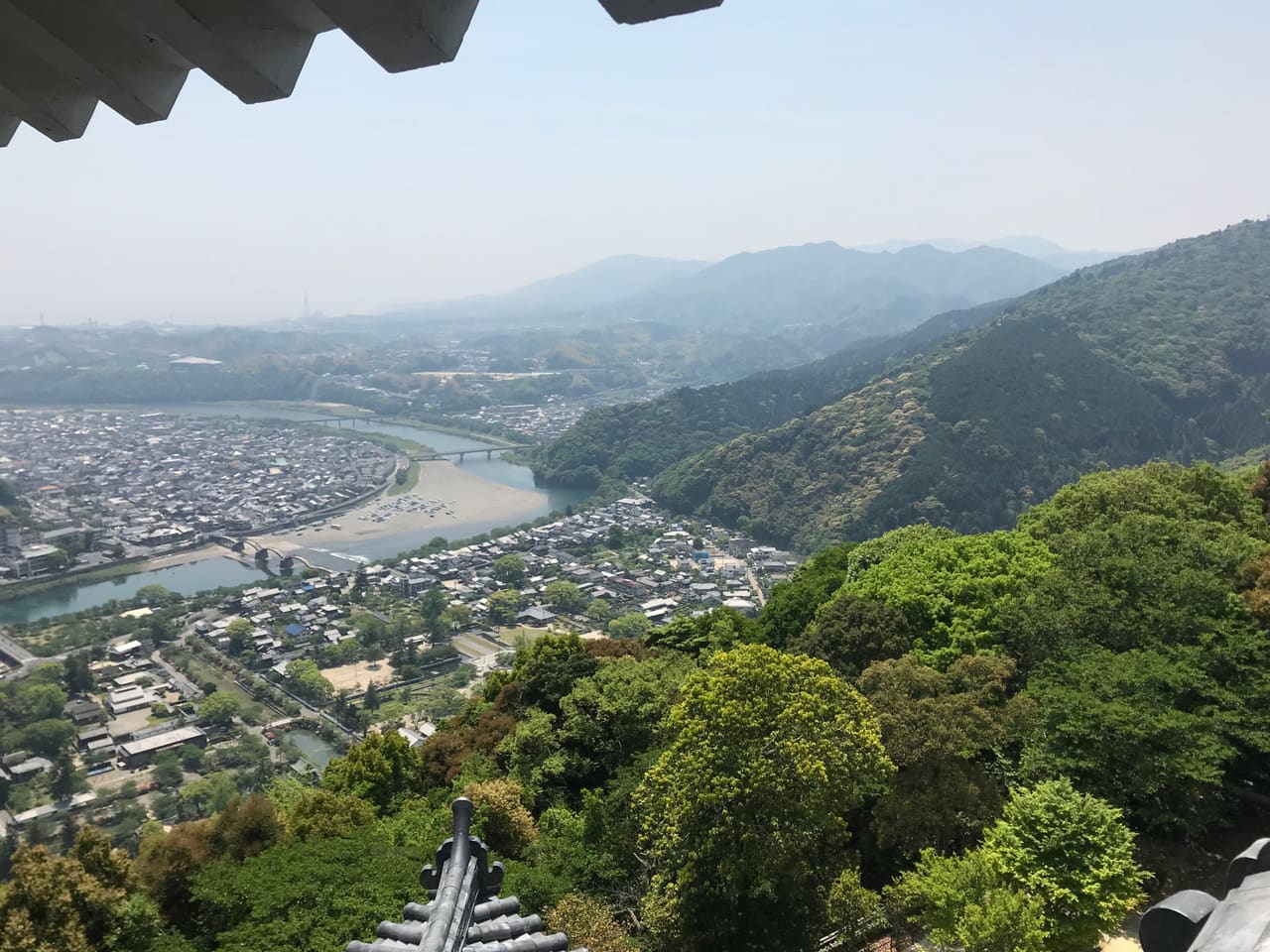 從岩國城天守往下俯瞰錦帶橋與錦川市街