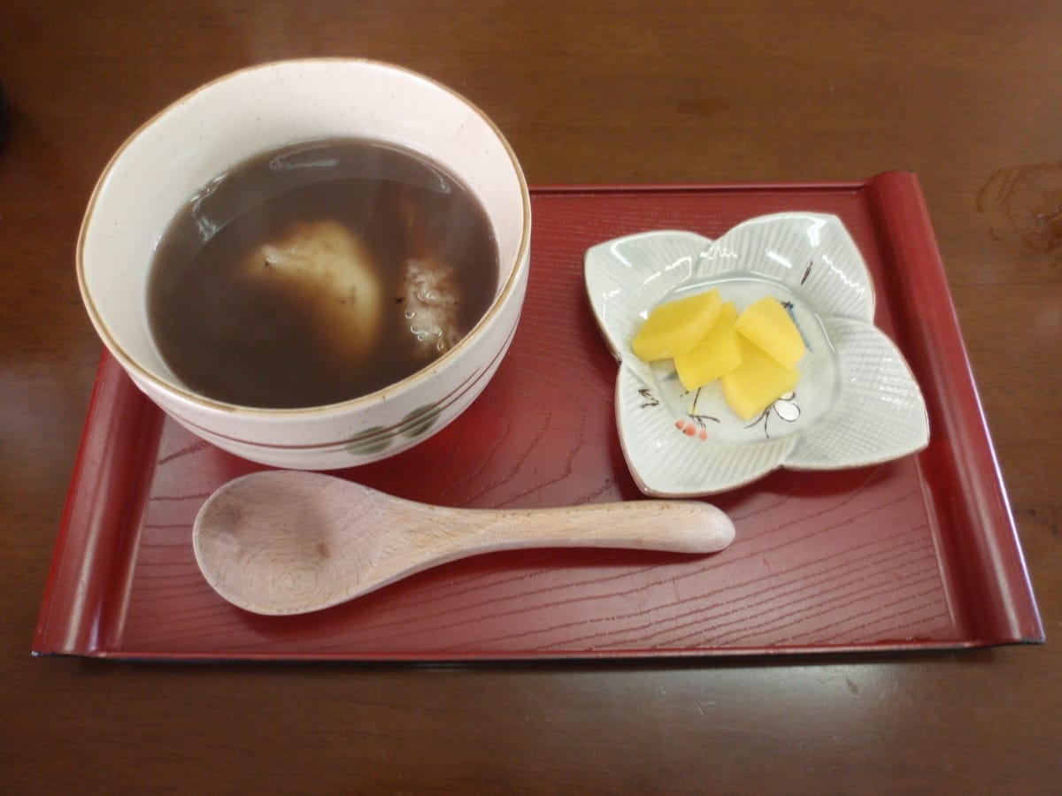 出雲ぜんざい,紅豆湯中放入圓形白餅,附漬物小碟