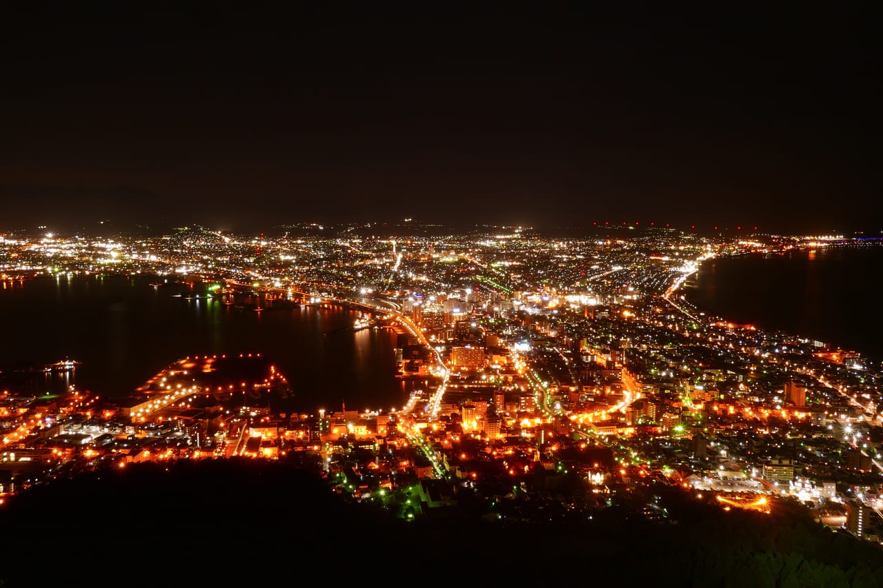函館山夜景,函館市街呈扇形展開、兩側被海灣夾住的燈火