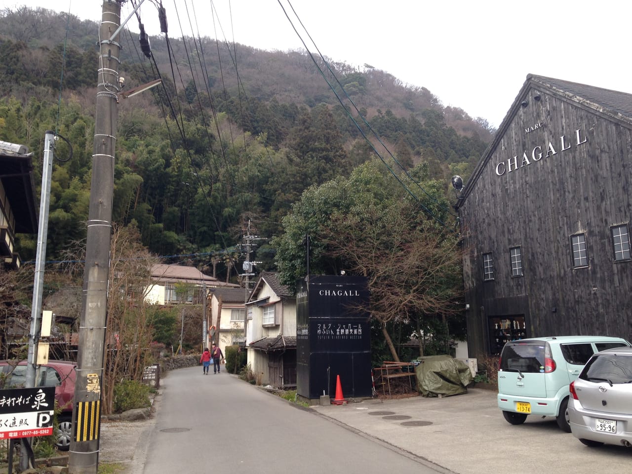 由布院金鱗湖畔,湖面倒映周邊樹林與由布岳