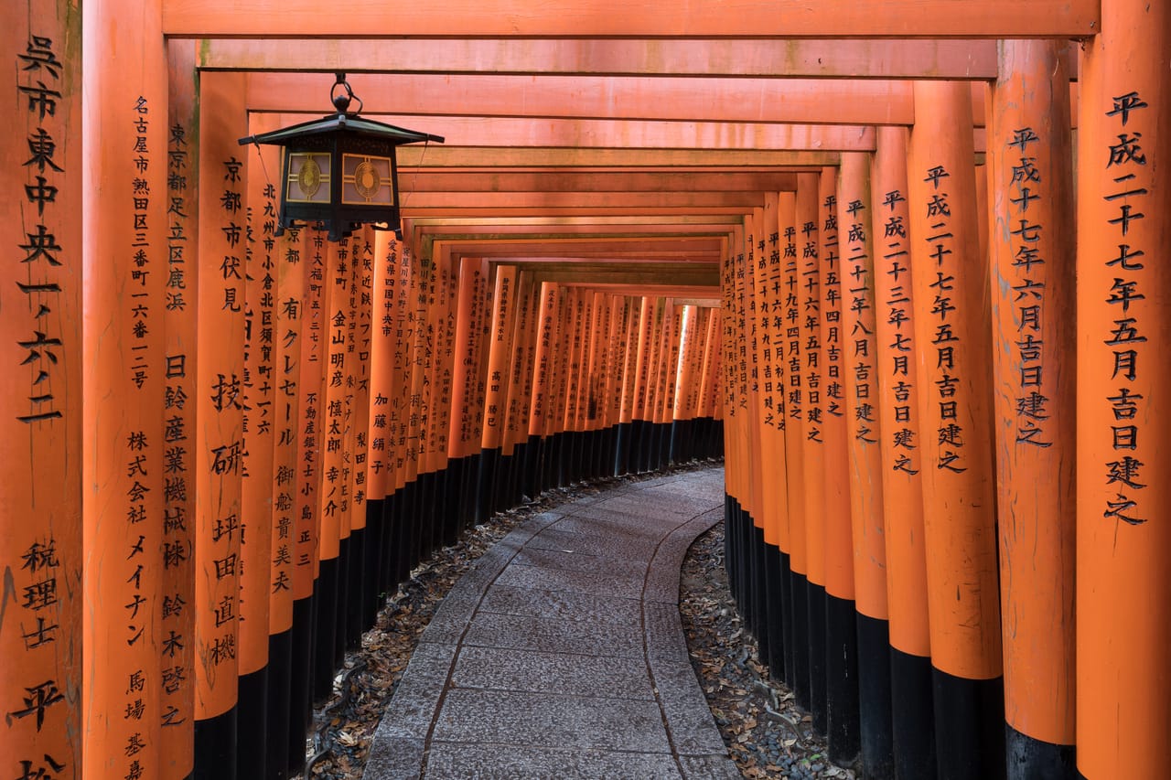 京都伏見稻荷大社千本鳥居:朱紅鳥居連綿成隧道,是京都最具代表性的場景