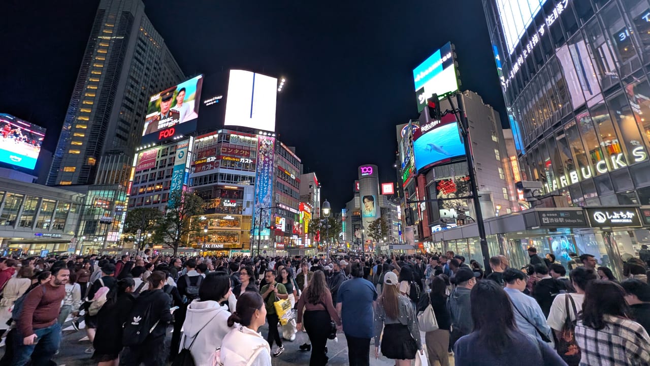 東京澀谷十字路口夜景:全世界最繁忙的行人穿越道與霓虹招牌
