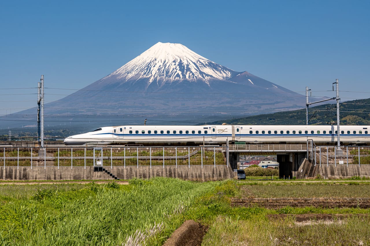 東海道新幹線 N700S 列車行經富士山下,是東京到京阪最快的移動方式