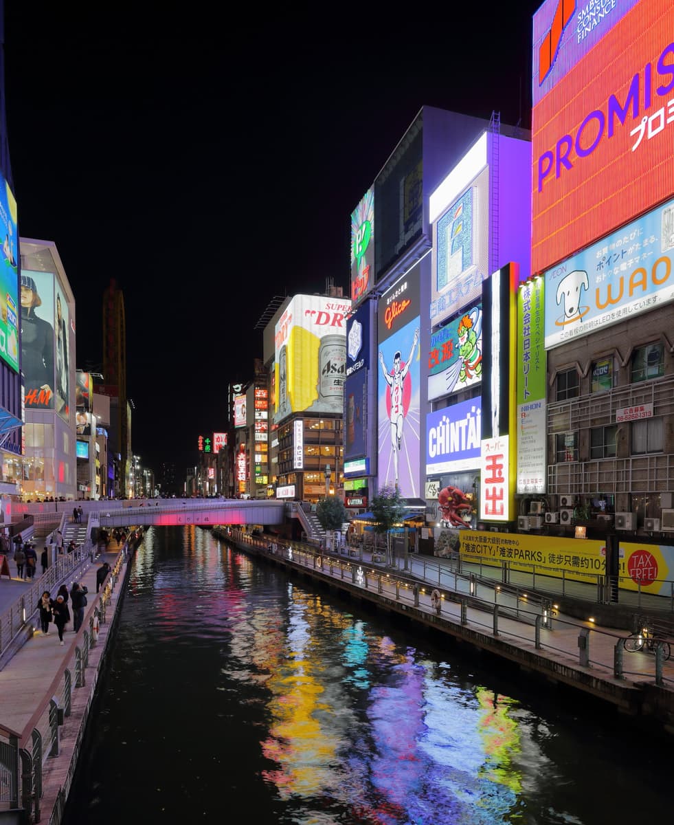 大阪道頓堀夜晚的霓虹招牌與人潮,是日本旅遊花費最集中的場景之一