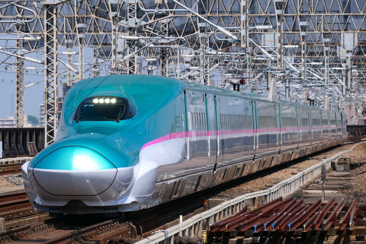 日本新幹線 E5 系列車停靠月台,跨城市移動是日本旅遊交通預算的最大項目