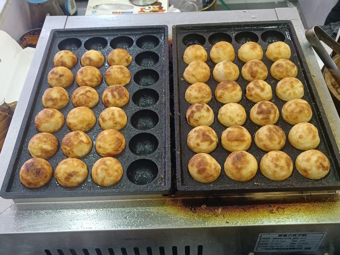 淋上醬汁與柴魚片的大阪章魚燒