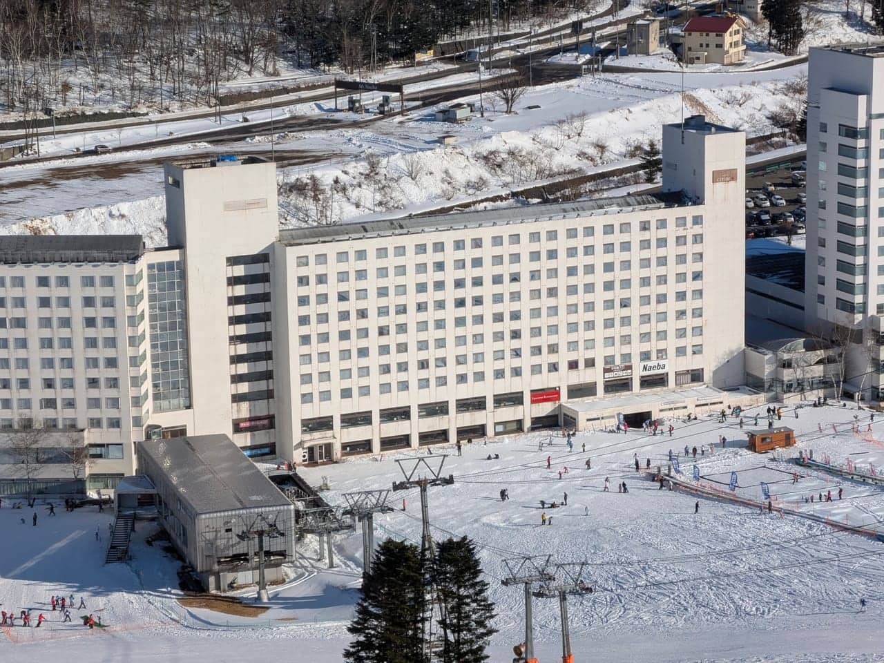 日本苗場滑雪場的雪道,滑雪常被旅平險列為特定活動需另確認是否承保