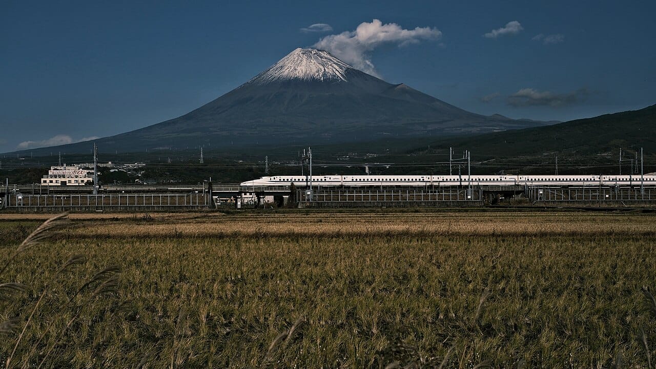 N700 系東海道新幹線駛過富士山:鐵道周遊券決策意象