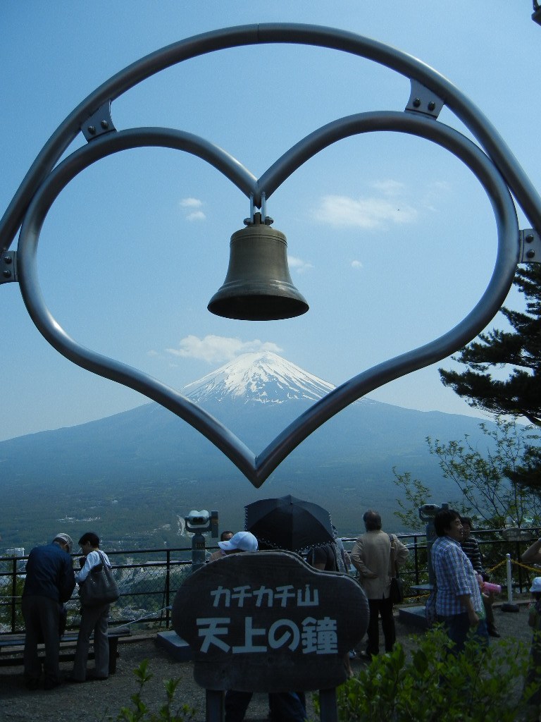 天上の鐘的愛心形鐘架正好框住雪頂富士山