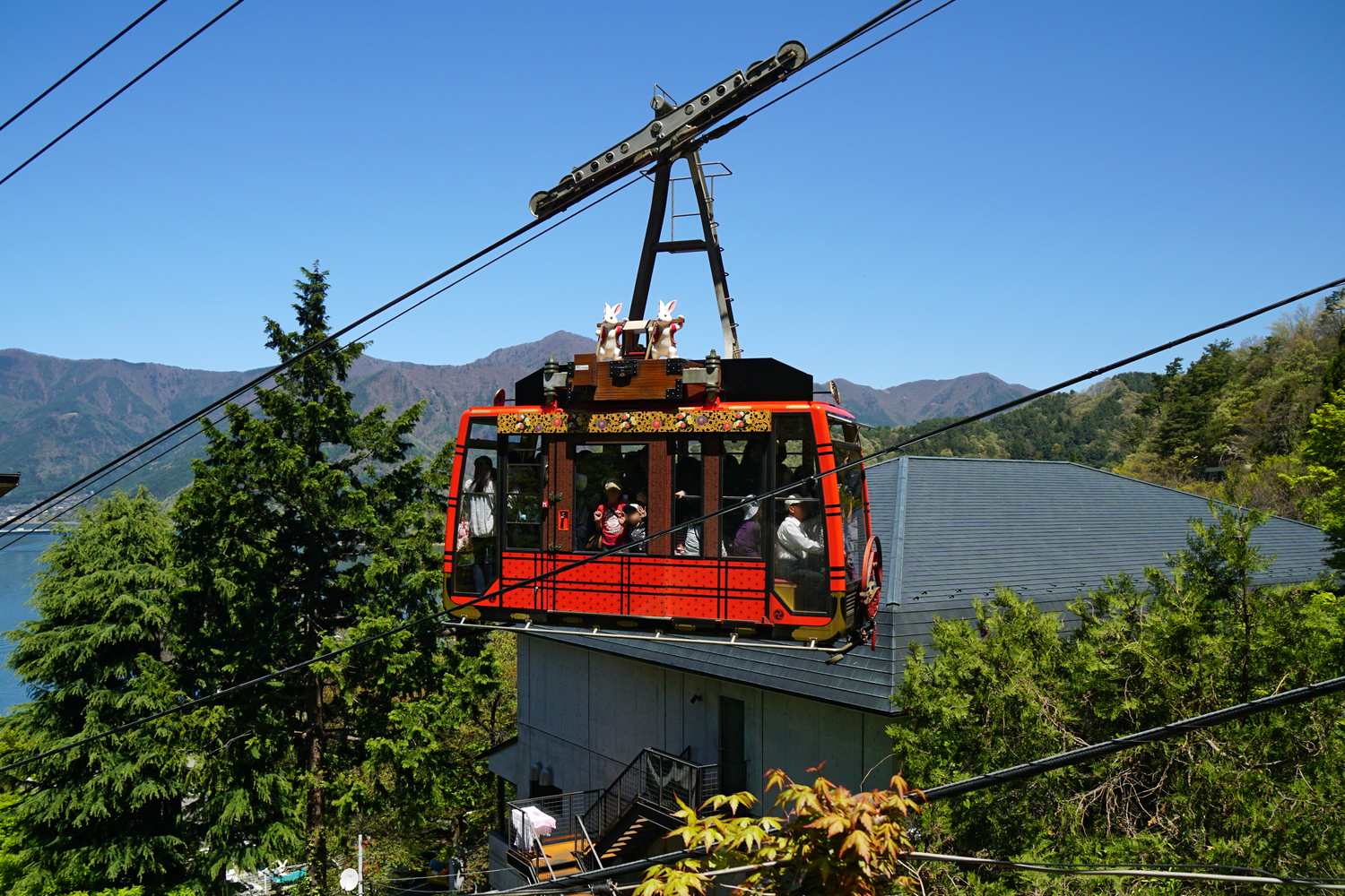 天上山纜車車廂頂上的兔子吉祥物裝飾,背景是河口湖町街景