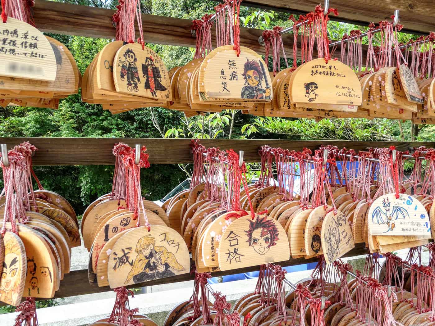 竈門神社境內的繪馬架，掛滿寫著心願的木製繪馬