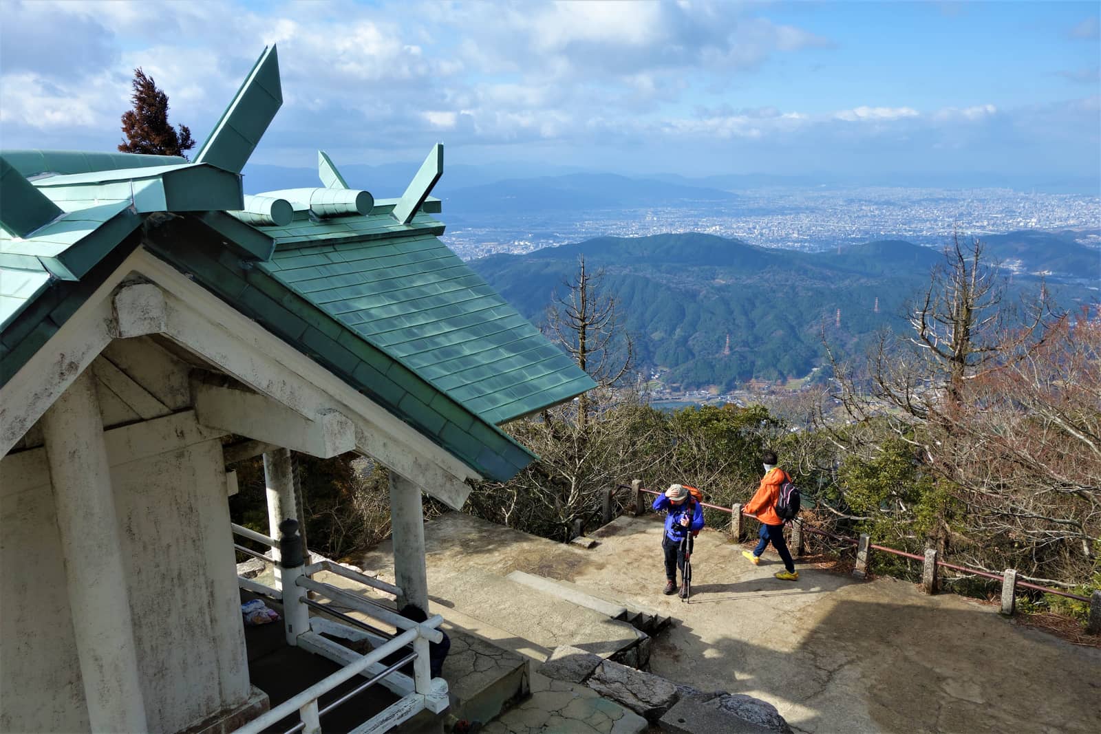 寶滿山山頂的上宮社殿，登山終點的岩場地形