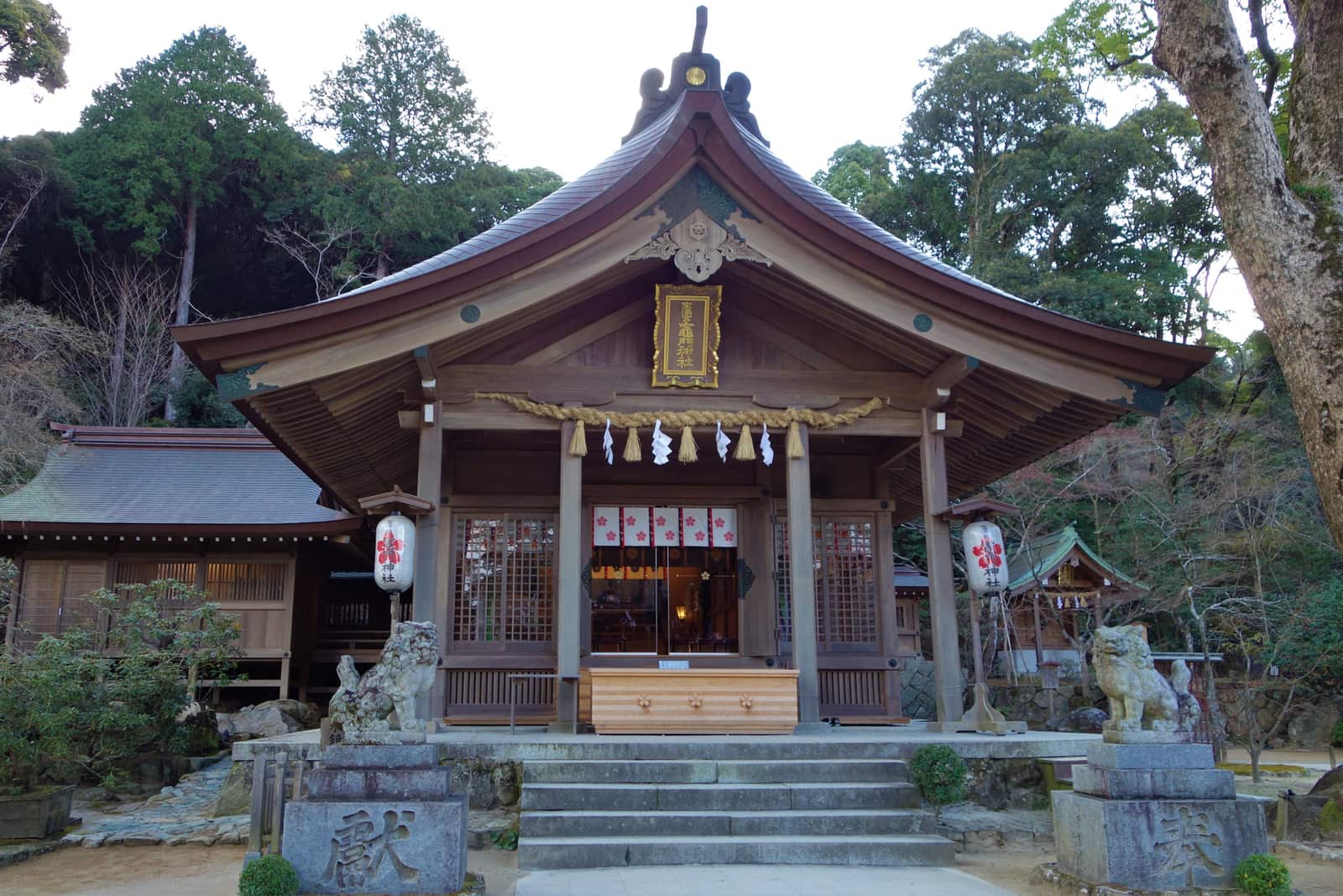 寶滿宮竈門神社的朱紅社殿與寶滿山山林，福岡太宰府知名的縁結び古社（示意）